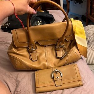 Tan coach shoulder handbag with wallet